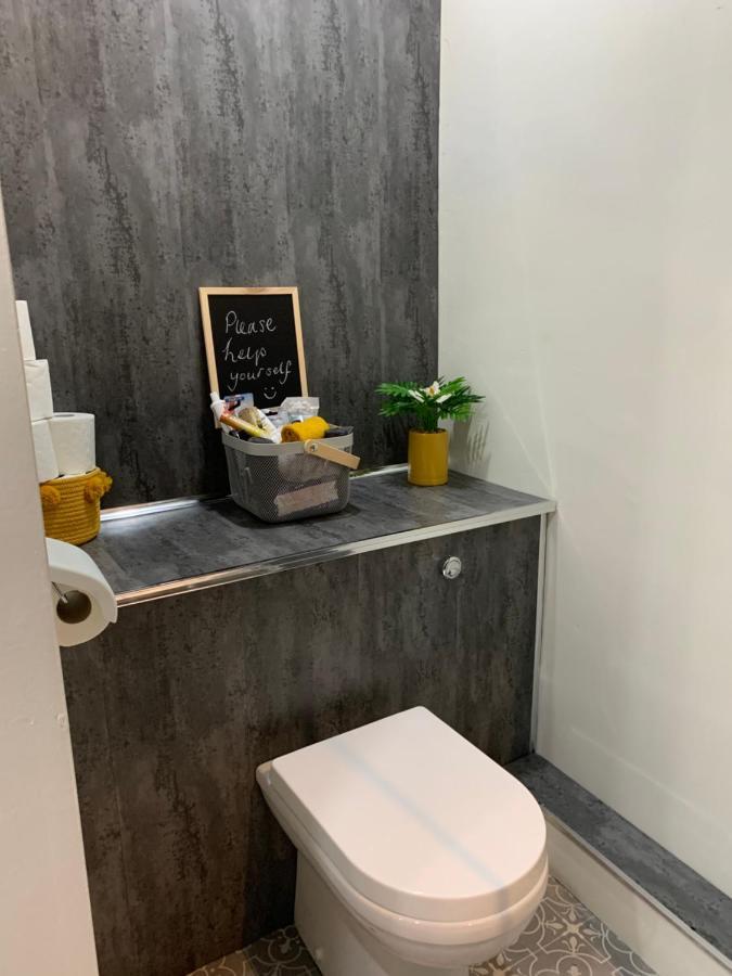 The Greens Apartment Farnworth Dış mekan fotoğraf